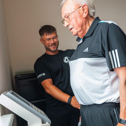 Mitglied mit Trainerbetreuung auf dem inBody Körperanalysegerät im SPIRIT4