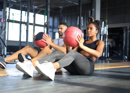 Zwei Mitglieder bei einer Koordinationstraining-Übung mit Bällen im SPIRIT4