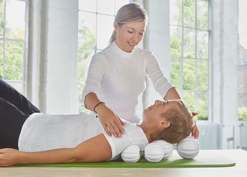 Dr.Kühne und ein Mitglied bei einer BALLance Methode Übung im SPIRIT4