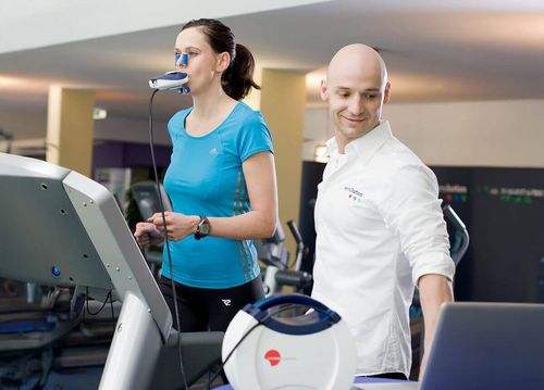 Mitgliederin und Trainer am Gerät beim Aeroscan im SPIRIT4