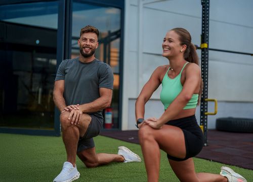Zwei Mitglieder beim Aufwärmen für eine Outdoor-Training Session im SPIRIT4 