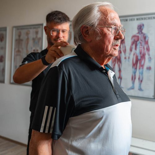 Mitglied bei einer Rückenscan-Messung mit Trainer im SPIRIT4