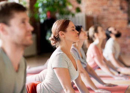 Mitglieder im Kursraum bei einer Yoga-Übung im SPIRIT4
