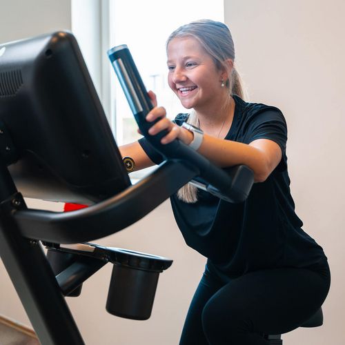 Mitgliederin bei einer Übung auf dem Cardiogerät im SPIRIT4
