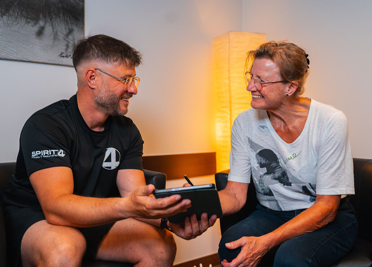 Mitgliederin und Trainer bei einer Besprechung im SPIRIT4