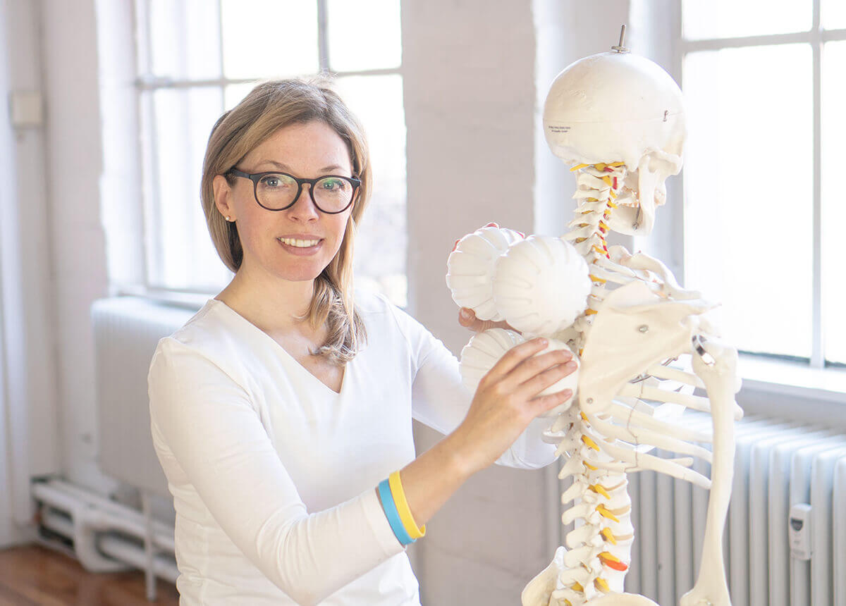 Dr.Kühne bei der Darstellung einer BALLance Methode Übung an einem Skelett im SPIRIT4