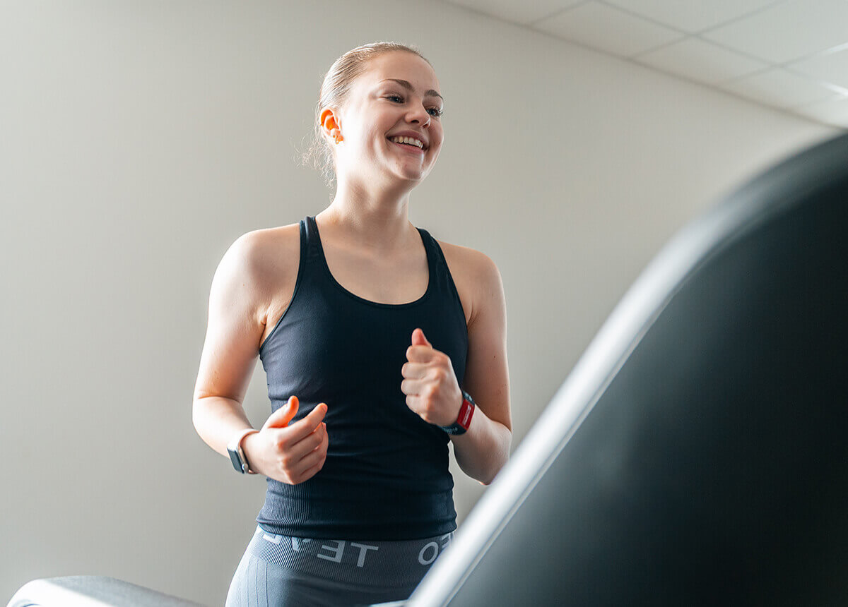 Mitgliederin auf dem Cardiogerät im SPIRIT4