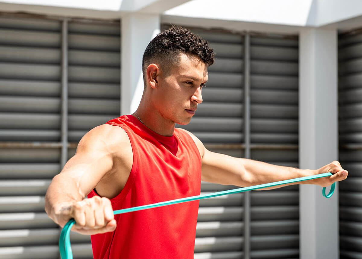 Mitglied bei einer Outdoor-Training Übung mit einem Stretchband im SPIRIT4