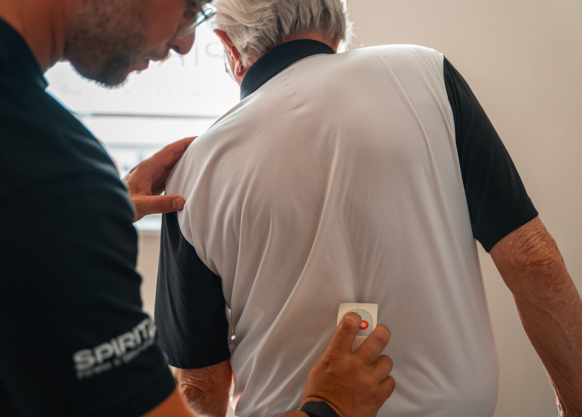 Mitglied bei einer Rückenscan-Messung mit Trainer im SPIRIT4