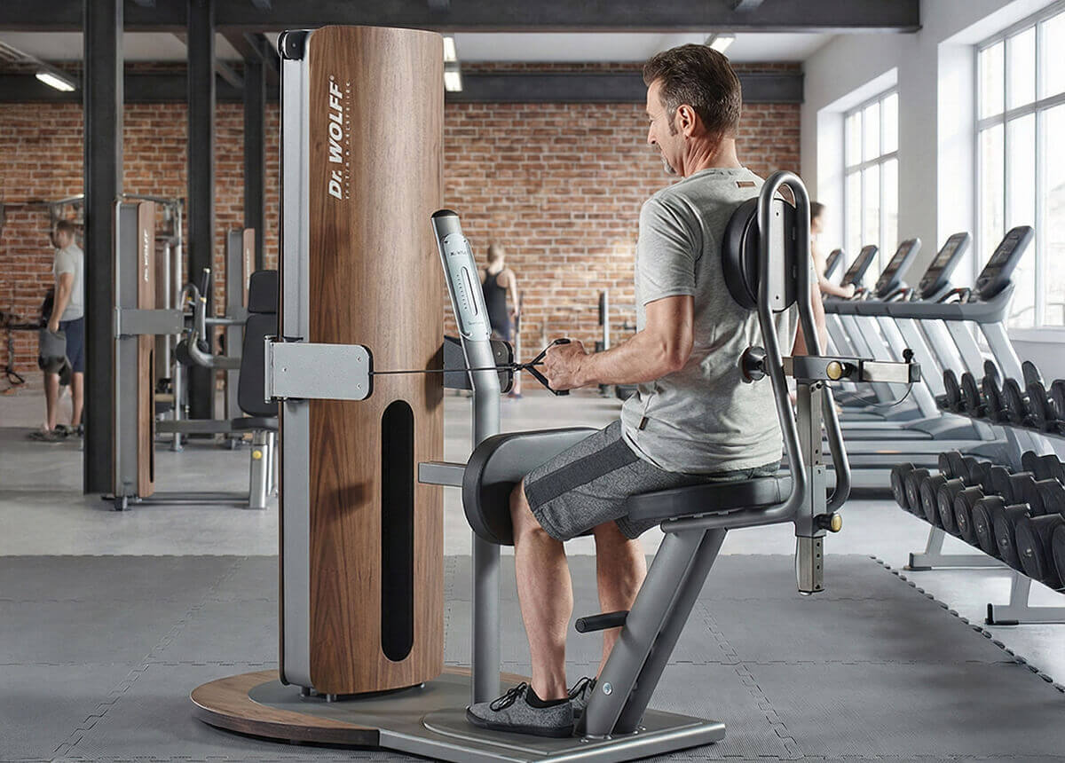 Mitglied bei einer Rückentraining-Übung auf dem Dr.Wolff Gerät im SPIRIT4